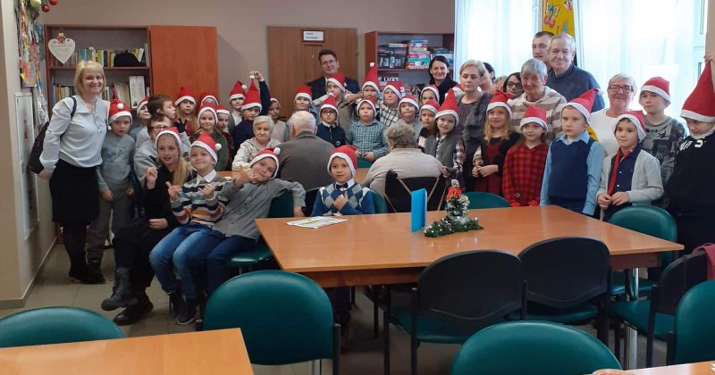 Gromadka małych Mikołajów odwiedziła  Środowiskowy Dom Samopomocy w Dąbrówce Królewskiej