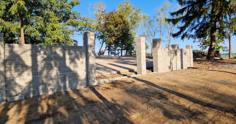 Trwa remont Cmentarza Wojennego w Mełnie.