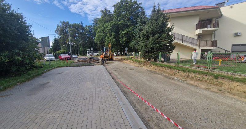 Wznowiono prace budowlane na odcinku modernizowanej drogi w Grucie za Ośrodkiem Zdrowia